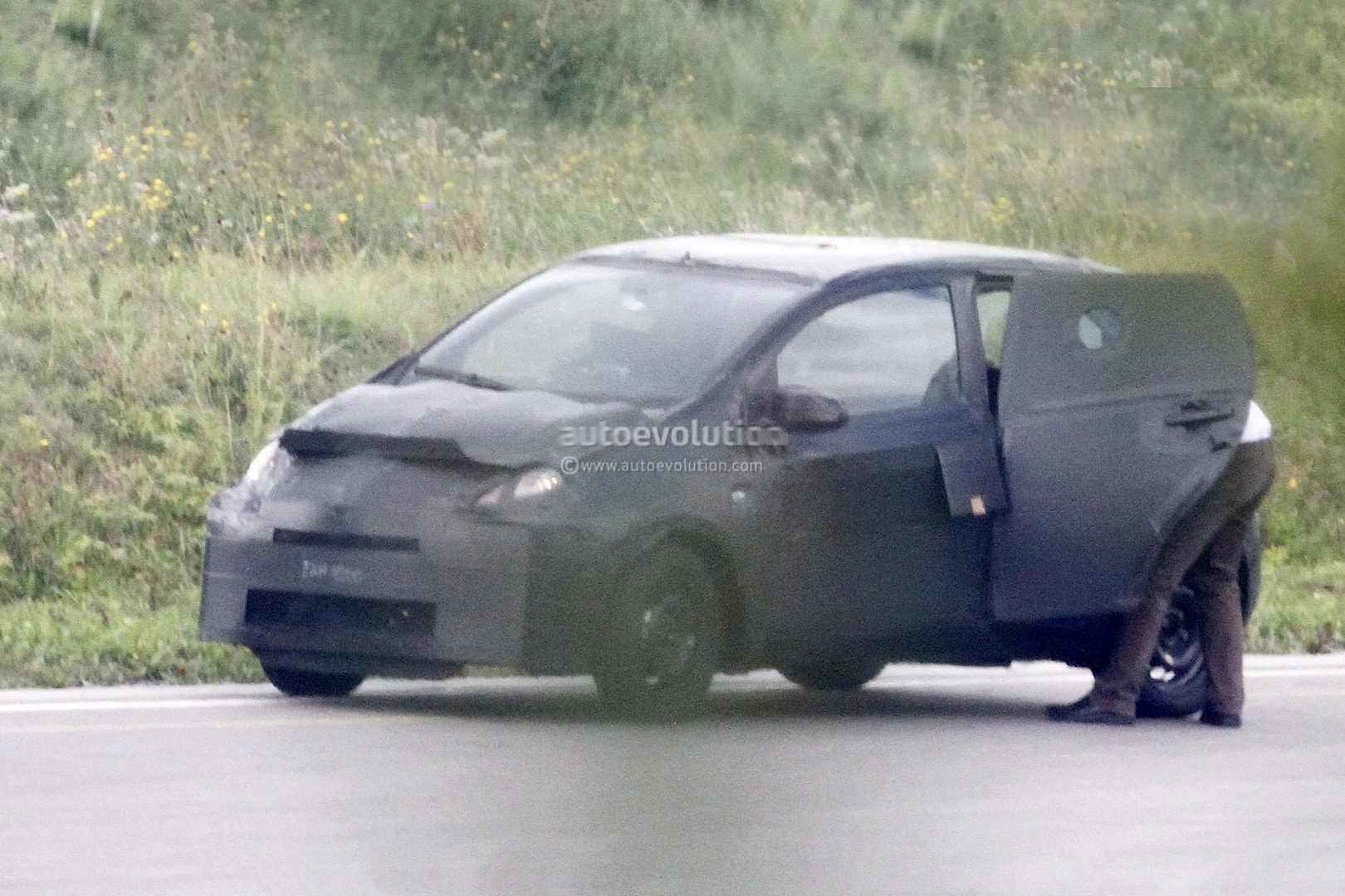 2014 - [Citroën/Peugeot/Toyota] C1 II/108/Aygo II - Page 12 Second-generation-toyota-aygo-spotted-undergoing-testing-65480_1