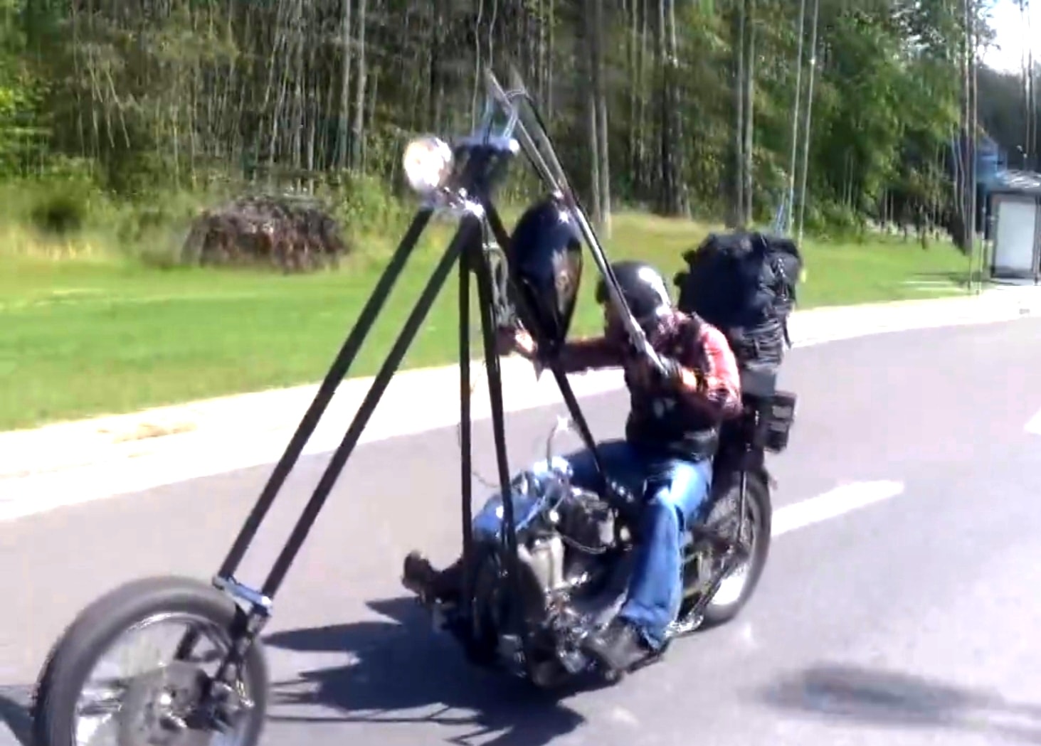 sur le vif ? - Page 40 This-is-the-most-ridiculous-apehanger-handlebar-to-date-video-98424_1