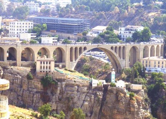 قسنطينة الزينة من الجزائر  91717231algerie-constantine-pont-chinois-greve-1-jpg