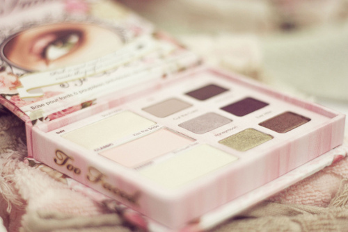 موضــــة و اناإقةة  Cosmetics-fashion-shadows-too-faced-vintage-Favim.com-203925