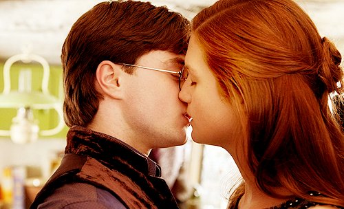 GINNY | « L'avantage d'avoir grandi avec Fred et George, c'est qu'on finit par penser que tout est possible quand on a suffisamment de culot. » Ginny-weasley-harry-potter-kiss-Favim.com-212698