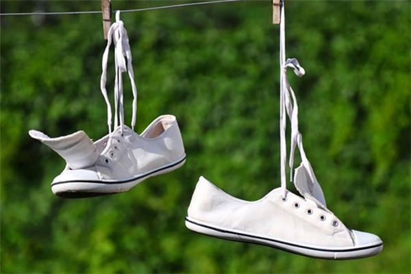 "Hô biến" giày trắng sạch như mới trong "một nốt nhạc"  20151104-124323-2_600x400