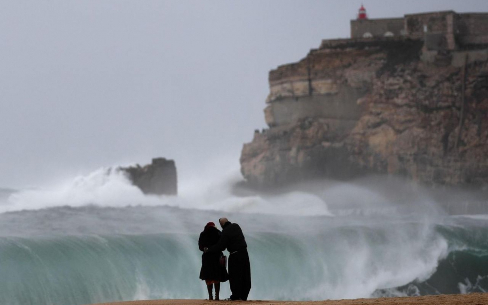 Portugal : une vague géante emporte une femme venue vénérer une déesse de la mer 6652185_portugal-vagues-afp_1000x625