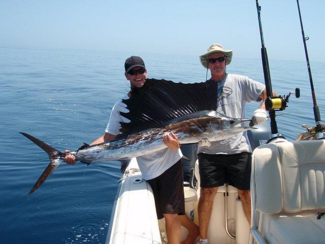 СРЕДИЗЕМНОМОРСКИ РИБИ! - Page 6 Two_men_holding_a_freshly_caught_sailfish