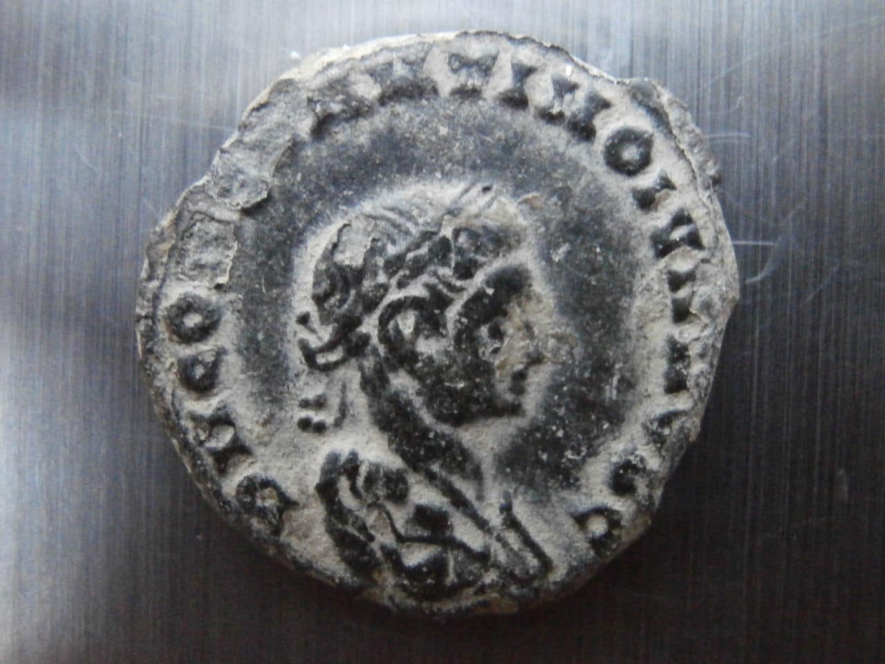 AE3 de Constantino II. VICTORIAE LAETAE PRINC PERP. Lyon. P8230042