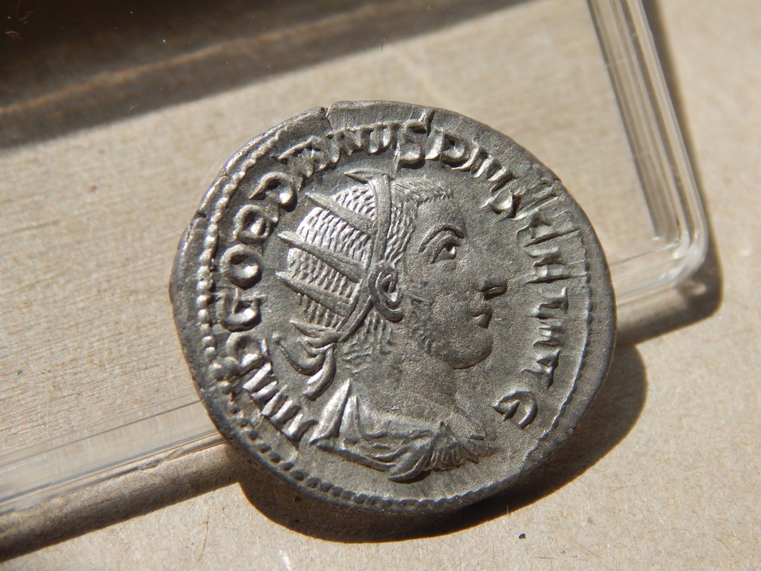 Antoniniano de Gordiano III Pío. P M TR P V COS II P P. Gordiano III estante a dcha. Ceca Roma. DSCN2657