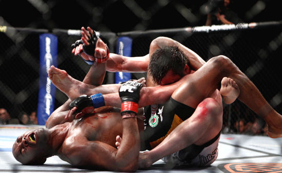 Historia de Kazuya - Página 5 Chael_sonnen_vs_anderson_silva_broken_ribfanhoose500