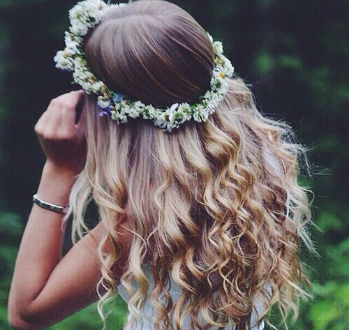 ليلةٌ من دُهمة اتخذت بدرًا مضيئا. ◉ - صفحة 2 Curls-fashion-flower-crown-girl-Favim.com-3926125