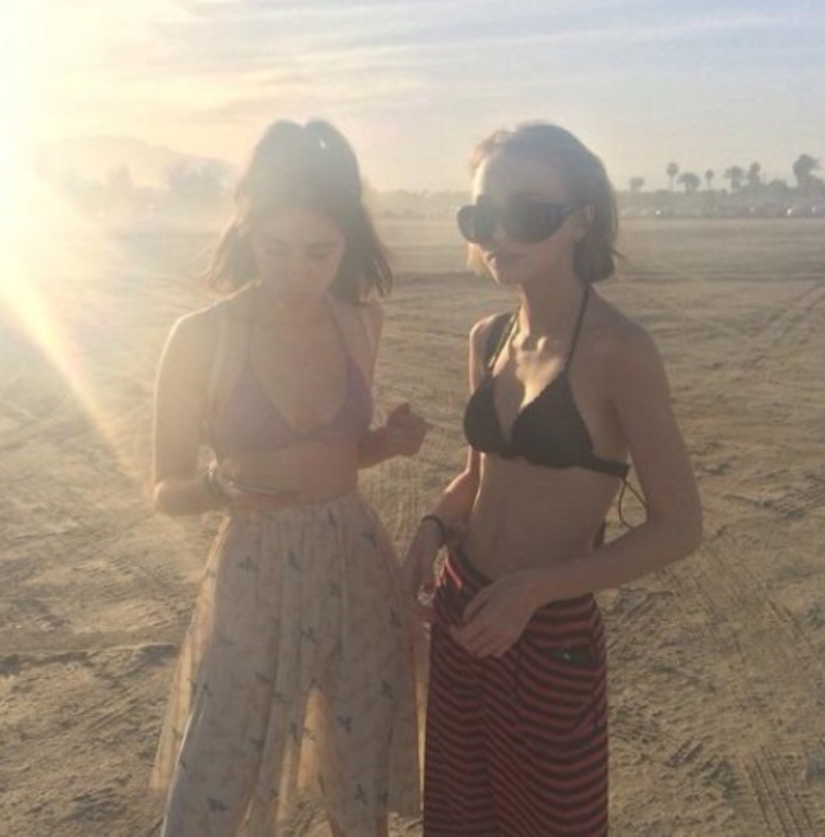 LILY-ROSE PARADIS DEPP sur Instagram - Page 7 Lily_Rose_Depp_a_Coachella_le_11_avril_2015_exac