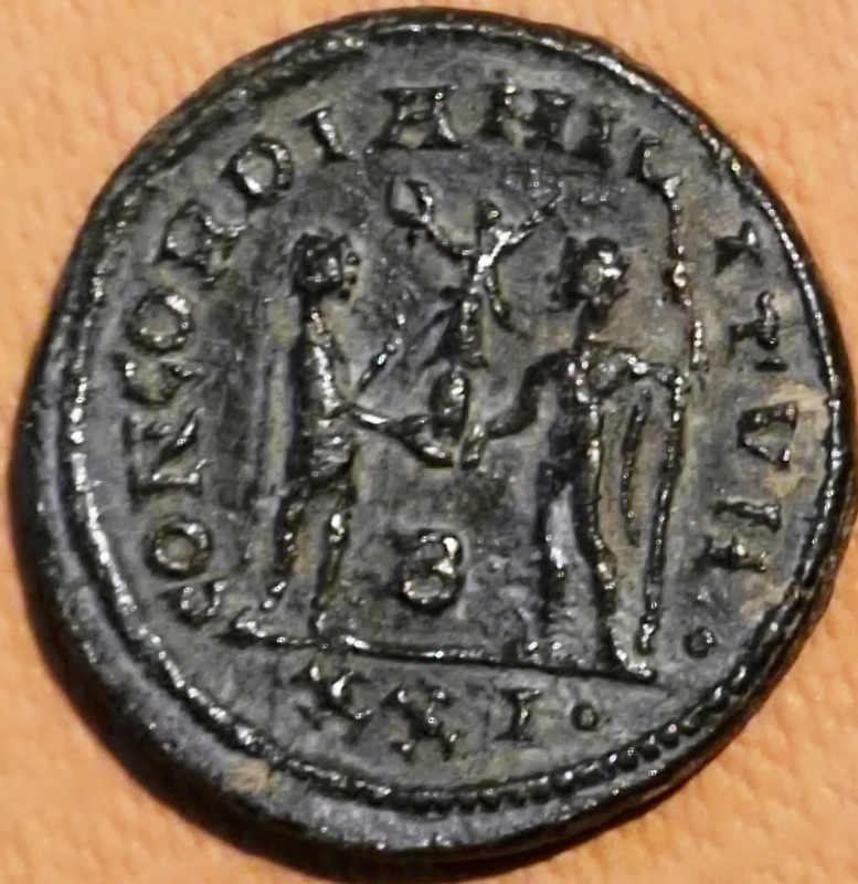Antoniniano de Diocleciano. CONCORDIA MILITVM. Diocleciano recibiendo Victoria de Júpiter. Ceca Heraclea. IMG_20170712_174552