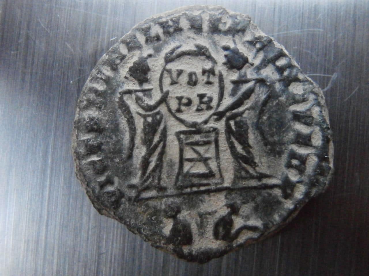 AE3 de Constantino II. VICTORIAE LAETAE PRINC PERP. Lyon. P8230044