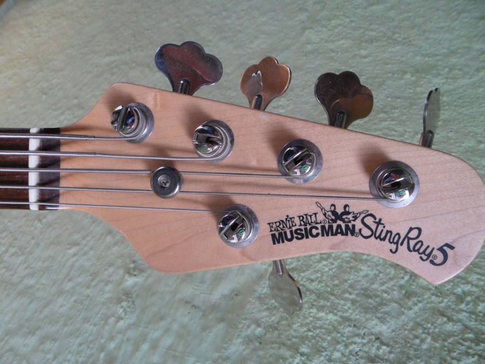 Vende-se MusicMan Stingray 5 ano 2001 11119414_985464861504132_601937631_n_jpg_oh_ab1a