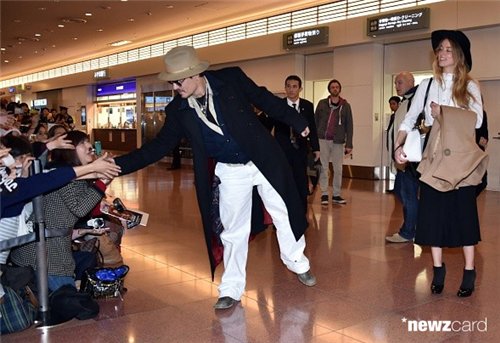 Johnny à son arrivée à Tokyo pour l' AP de Mortdecai 1b9bb8dfcf77t