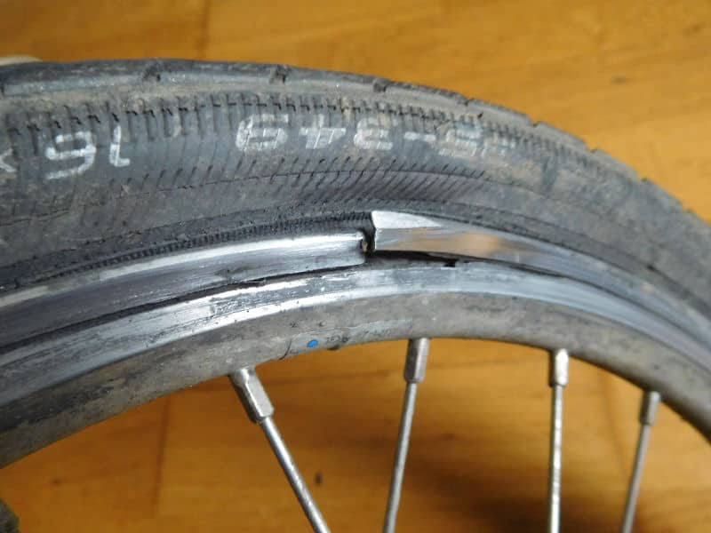 Rayonner les roues : outils et techniques - Page 6 Brompton_rear_wheel_rim_worn_out
