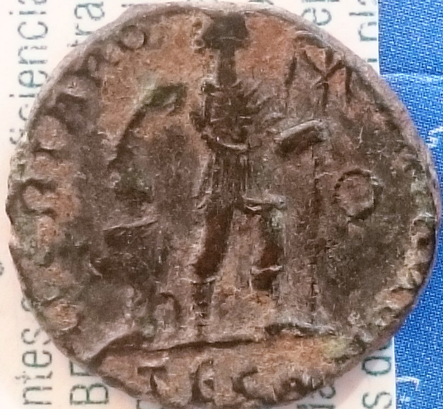 AE3 de Valens. GLORIA RO-MANORVM. Emperador avanzando a dcha. Ceca Tesalónica. DSC_0002