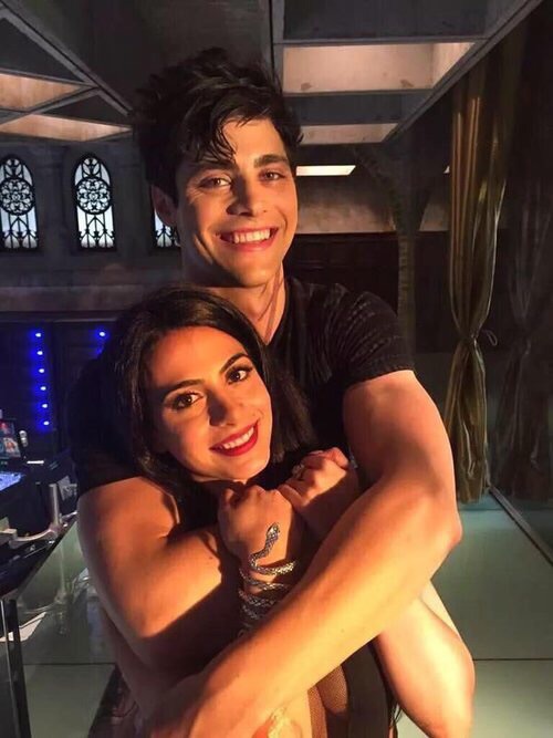 ▽ photo coup de coeur  - Page 8 Emeraude-toubia-matthew-daddario-alec-lightwood-isabelle-lightwood-Favim.com-4304632