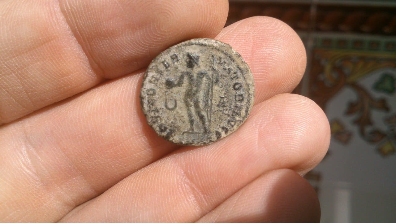 Nummus (follis) de Constantino I. IOVI CONSERVATORI AVGG. Alexandría DSC_1040