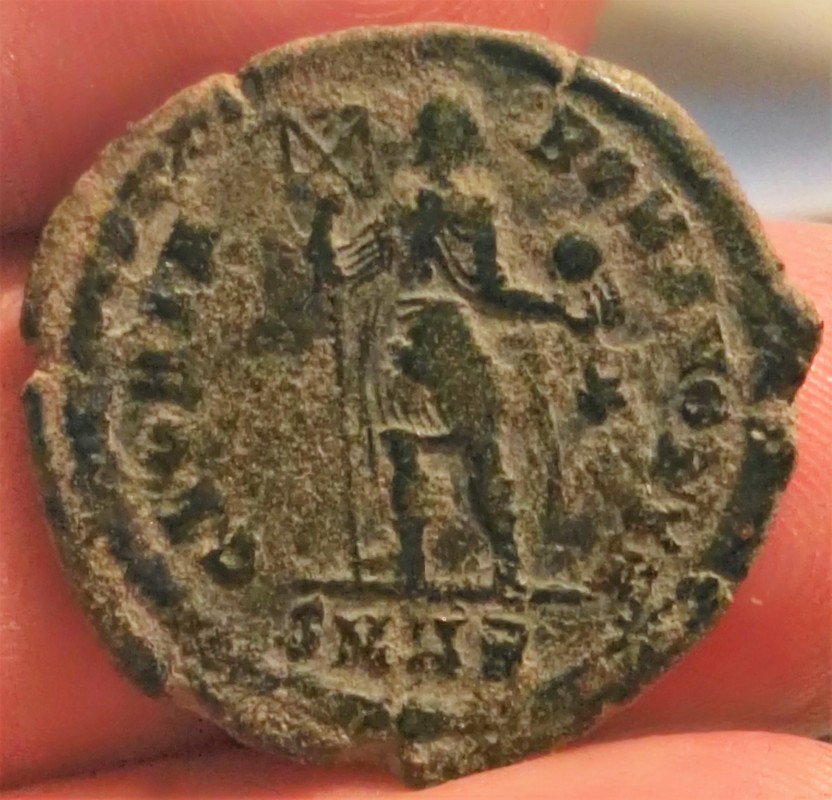 AE2 de Teodosio I. GLORIA - ROMANORVM. Emperador estante de frente. Ceca Heraclea. IMG_20170721_211805