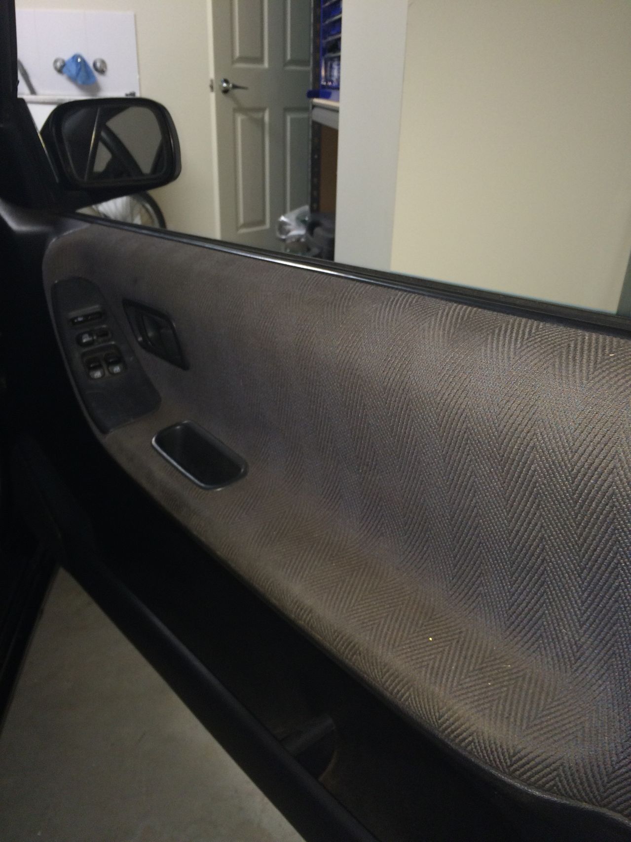 Cleaning seats/ door trims  Image