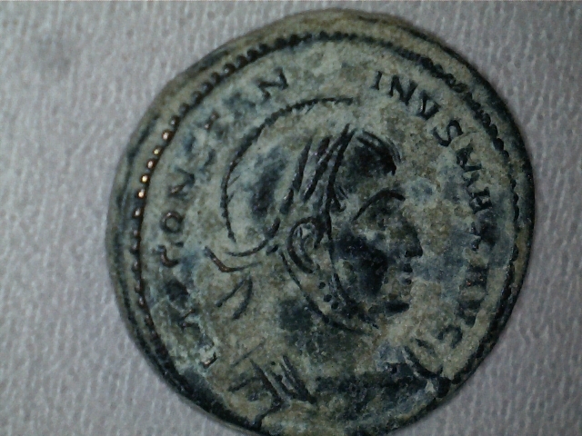 AE3 de Constantino I. VICTORIAE LAETAE PRINC PERP . Ceca Tréveri. Image