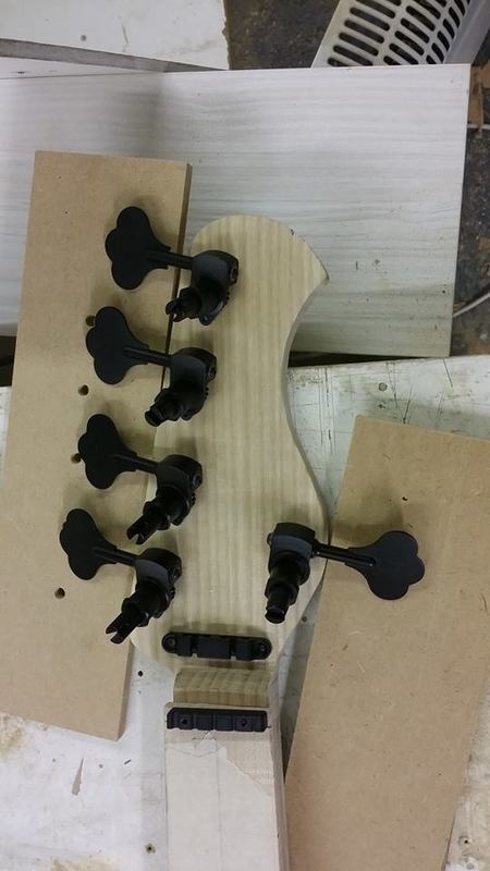 Construção caseira (amadora)- Bass Single cut 5 strings - Página 4 11944864_10153636673854874_227300843_n