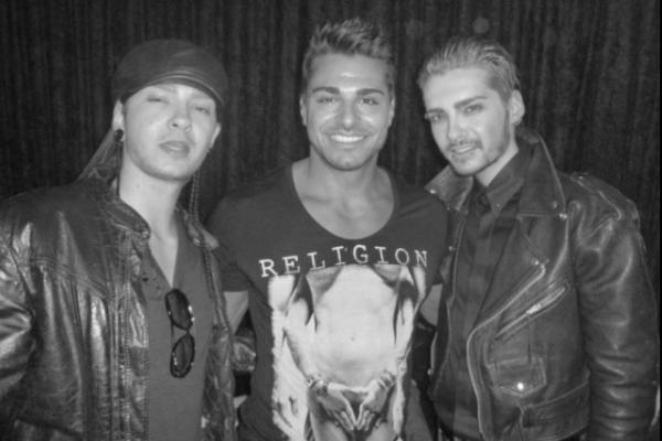 NUEVA FOTO: Bill & Tom @ Playboy party (Los Angeles) - 21.03.2012   9v9f2zh4