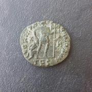 AE3 de Valentiniano I. GLORIA RO-MANORVM. Emperador a dcha. arrastrando cautivo.Tesalónica. 20170922_125033-1_optimized