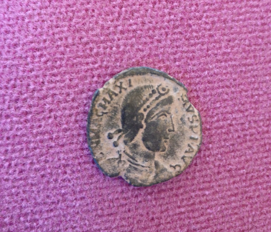 AE2 de Magno Máximo. REPARATIO – REIPVB. Emperador dando la mano a mujer arrodillada. Ceca Arles. IMG_20170316_130407