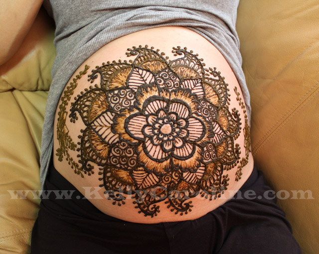 Umjetnost od kane - Page 18 Katie_baby_belly_henna_flower