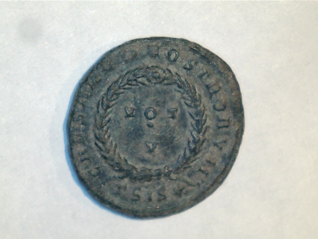 AE3 de Constantino II. CAESARVM NOSTRORVM alrededor de corona de laurel conteniendo VOT / V. Ceca Siscia. 4_3_43g