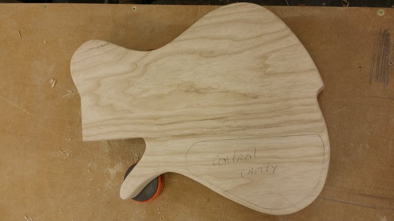 Construção caseira (amadora)- Bass Single cut 5 strings 11749873_10153523461344874_2057865637_o