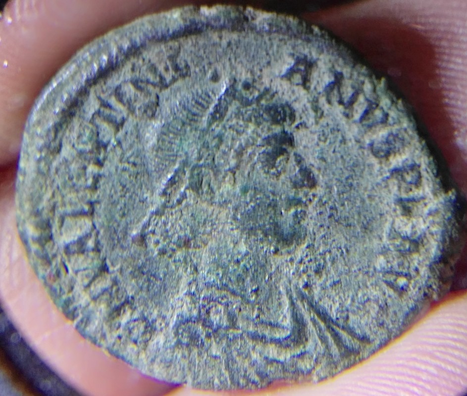 AE2 de Valentiniano II. REPARATIO-REIPVB. Emperador estante a izq. Ceca Aquileia. IMG_20170422_185316_2