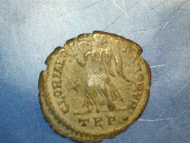 AE3 de Valentiniano II. GLORIA RO-MANORVM . Victoria avanzando a izq. Ceca Trier. 2017_03_19_0004_0_X