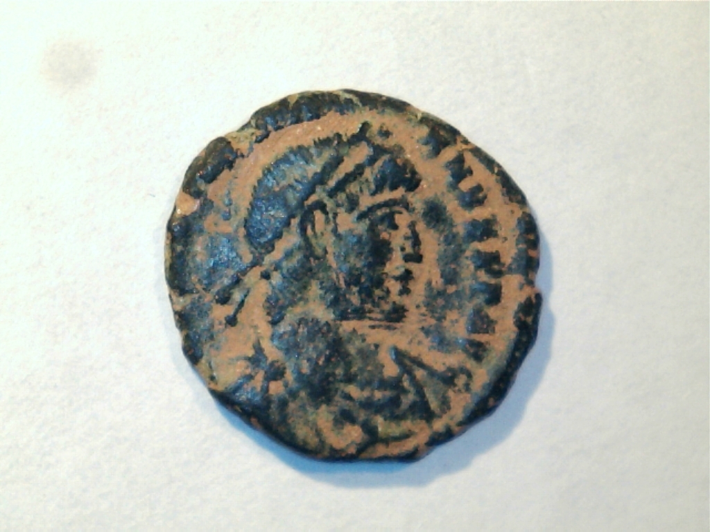 AE3 de Valentiniano I. GLORIA RO-MANORVM. Emperador avanzando a dcha. arrastrando a cautivo. Ceca Lugdunum. Image