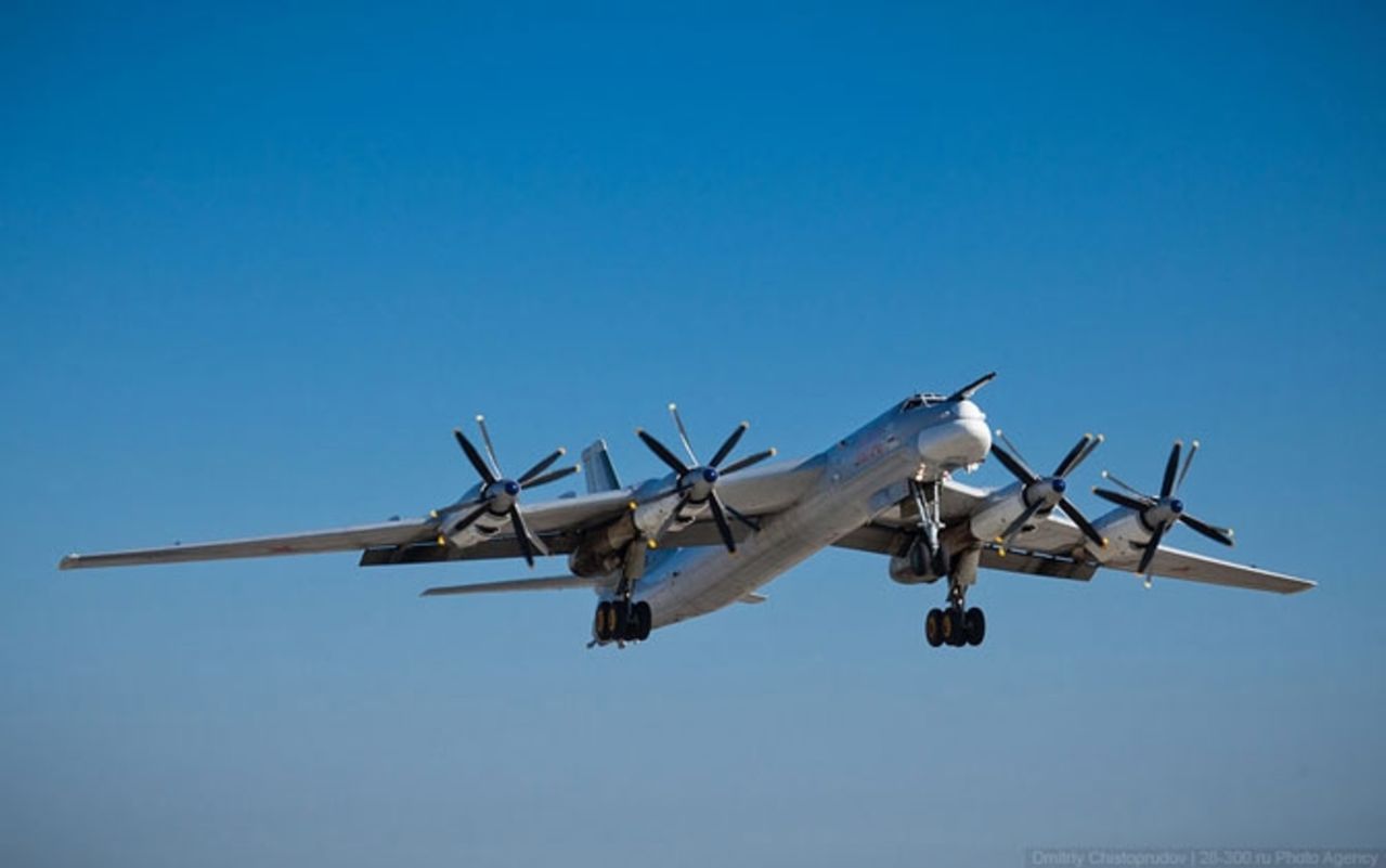 Tupolev Tu-95 ( Bear es un bombardero estratégico y portamisiles Rusia ) Bombersattheairbasephotos_27