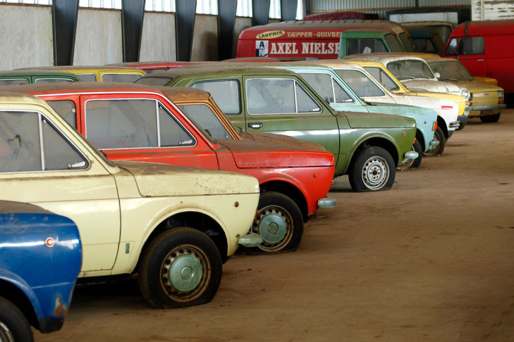 CONCESIONARIO VENDE COCHES CON MAS DE 30 AÑOS PERO CON 0 KM. SERÁ VERDAD?? Coches_clasicos_01