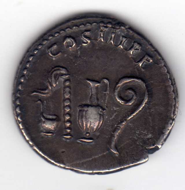 Denario de Nerva. COS III P P. Símpulo, aspérgilo, praeferículo y lituo. Ceca Roma. Nerva2b