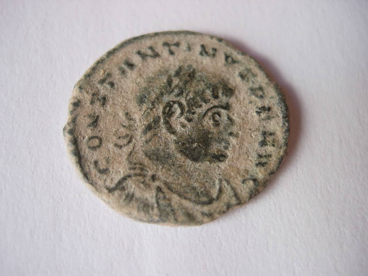 Nummus de Constantino I. SOLI INVICTO COMITI. Trier Imagen_030