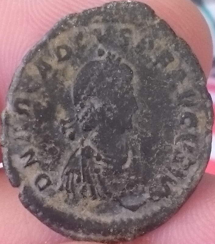 AE2 de Arcadio. VIRTVS E-XERCITI. Emperador estante a dcha. Ceca Constantinópolis. DSC_0019