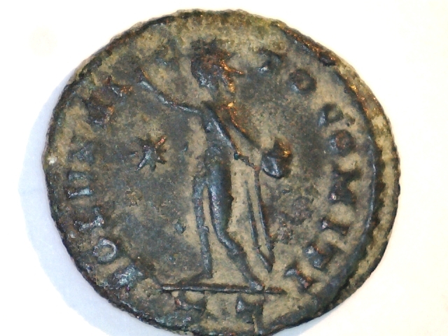 AE3 de Constantino I Magno. SOLI INVI-C-TO COMITI. Ceca Ticinium. Image