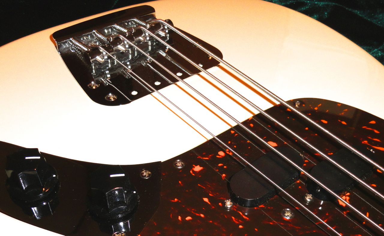 Review: Fender Mustang Bass & MXR M81 Bass Preamp DSC04132