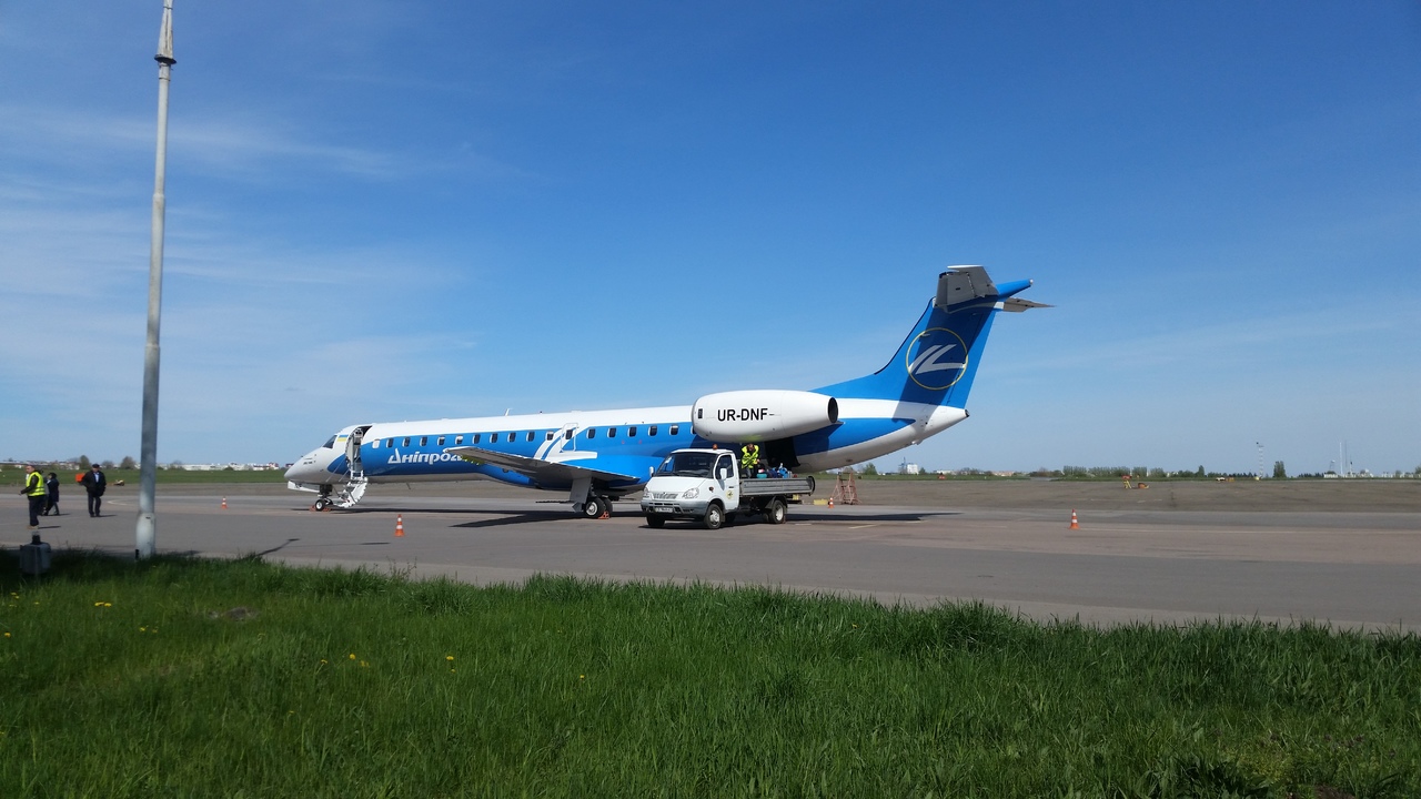 Chernivtsi International Airport CWC/UKLN 20170417_153417