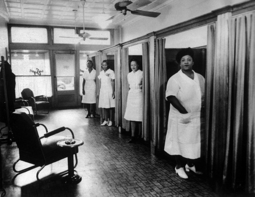 Alex Haley 1352765111-1939--beauty-parlor-washington-salon-de-beautg-washin