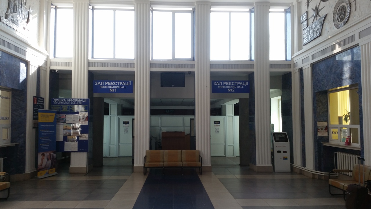 Chernivtsi International Airport CWC/UKLN 20170415_093910