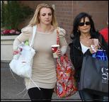 Britney Ve Lynn Yeni Arabasıyla Beverly Hills'de[8 Mart] 3056011_UTB_ShoppingLynne_7