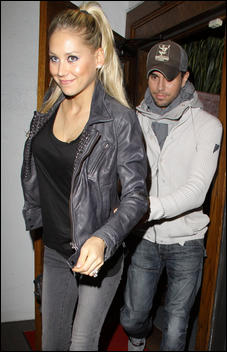 Nov 18, 2010 - Anna Kournikova - Leaving Madeo Restaurant 5058068_Forum.anhmjn.com-20101126100801003