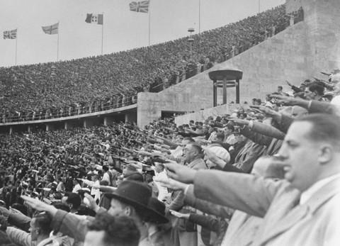 Candidature du Sniper qui aime tirer des coups Foule-a-berlin-1936