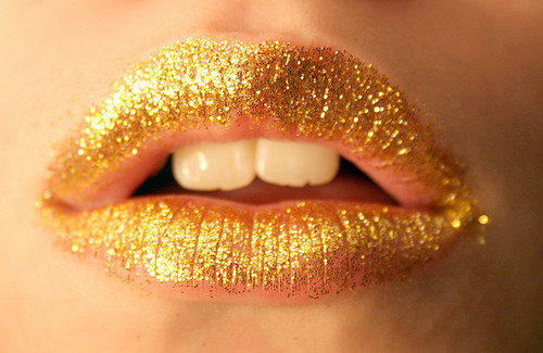 Zenske usne...female lips - Page 6 Batom-boca-brilho-dentes-dourado-Favim.com-253352