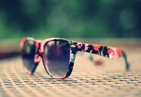 Les astuces de l'Été! B) Black-and-white-flowers-girl-photo-sunglasses-Favim.com-301303