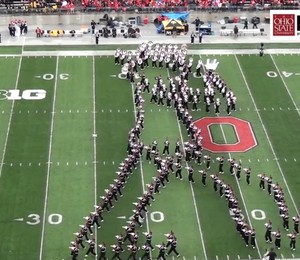 Banda faz 'moonwalk' gigante em homenagem para Michael Jackson Marcha_para_mj